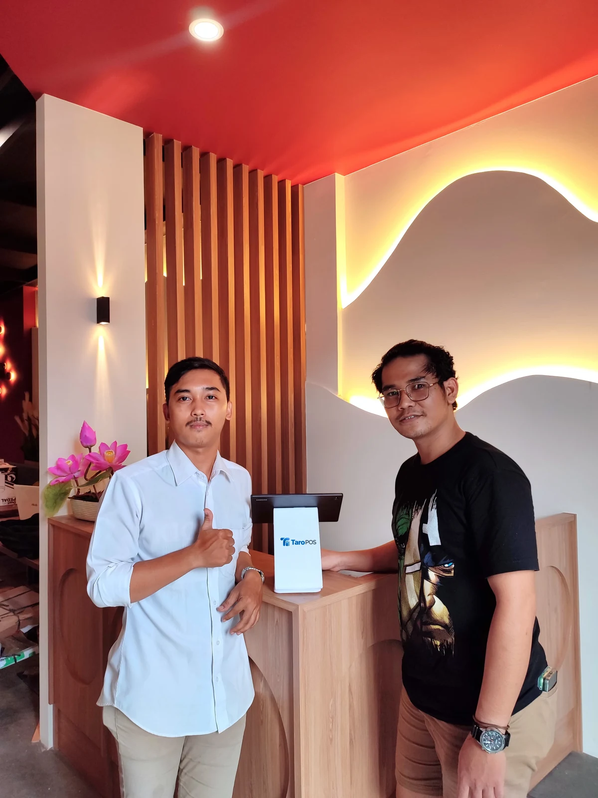 在 Namu Cafe 收银设备旁与客户合影。